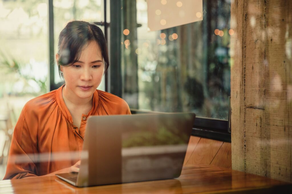 A woman working on laptop in the cafe.