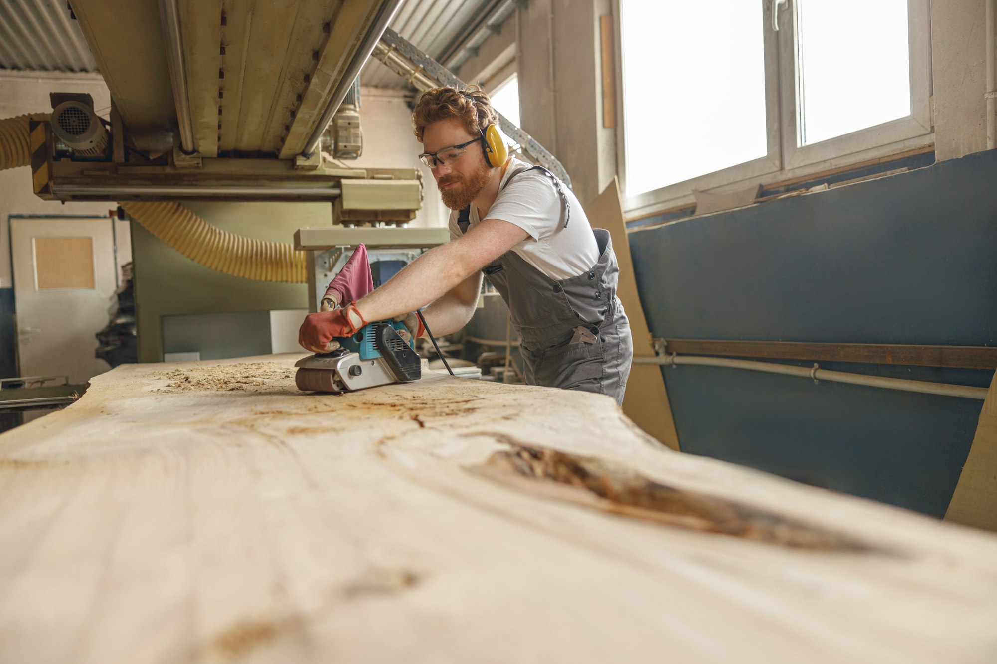 Comment décaper le bois efficacement : techniques et astuces pour restaurer vos meubles