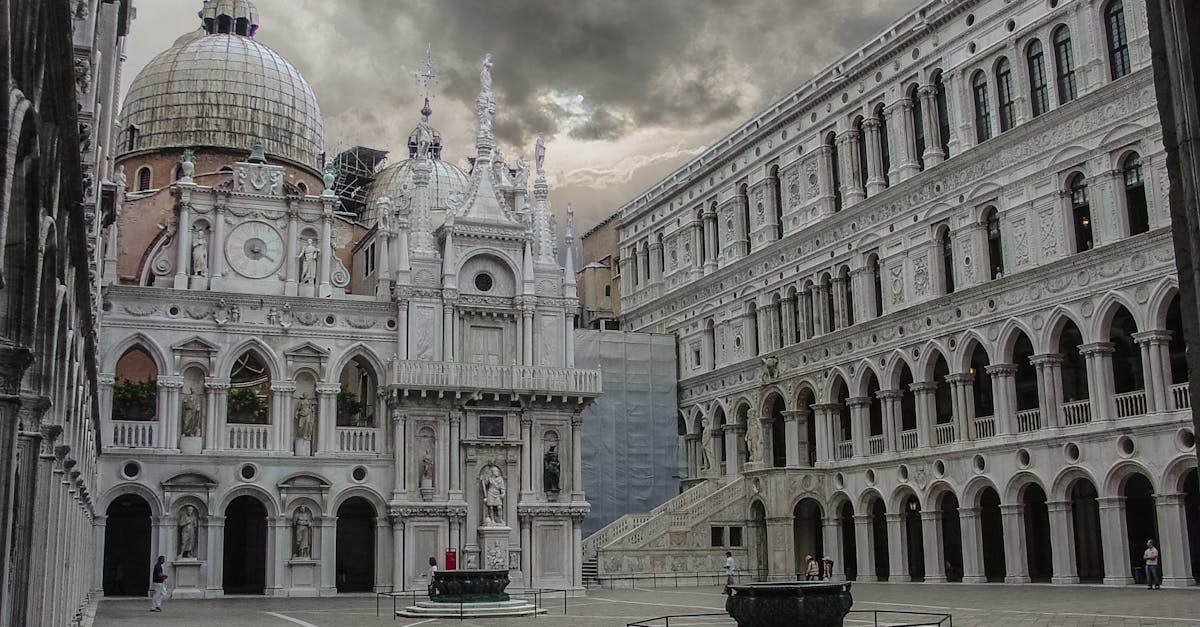 Comprendre la différence entre une basilique et une cathédrale à travers l’histoire de Notre-Dame